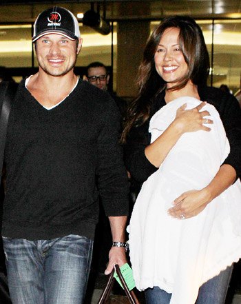 1361463012_nick lachey vanessa minnillo camden 441