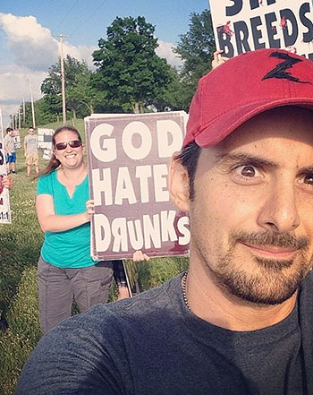 1401811405_brad paisley 441