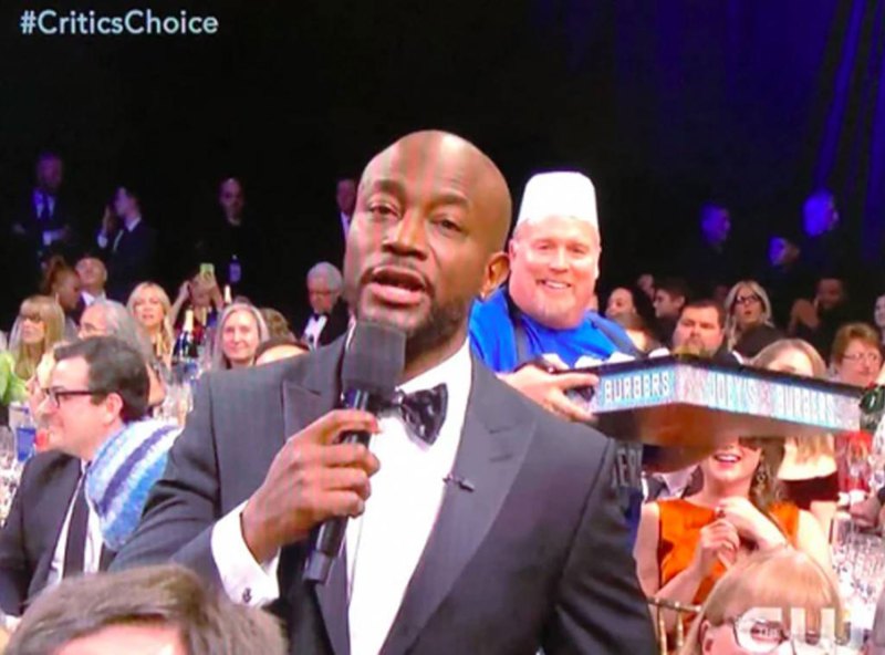 Taye Diggs Joey's Burgers Guy photobombing Critics' Choice Awards 2019