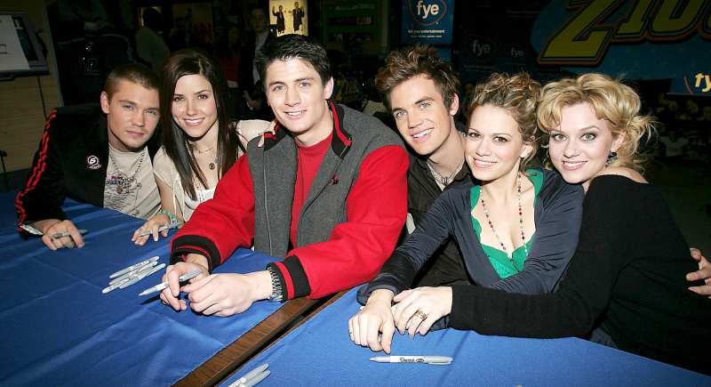 Chad-Michael-Murray,-Sophia-Bush,-James-Lafferty,-Tyler-Hilton,-Bethany-Joy-Lenz-and-Hilarie-Burton