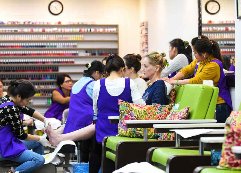 Sharon-Stone-mani-pedis