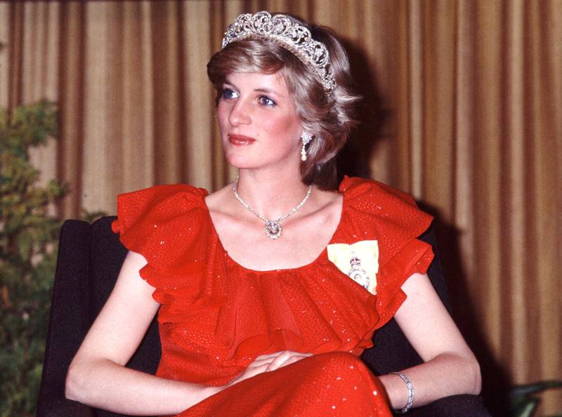 The Crown Consultant Jemima Khan Cuts Ties With Netflix Show Over Mishandled Princess Diana Story Line Emma Corrin 2