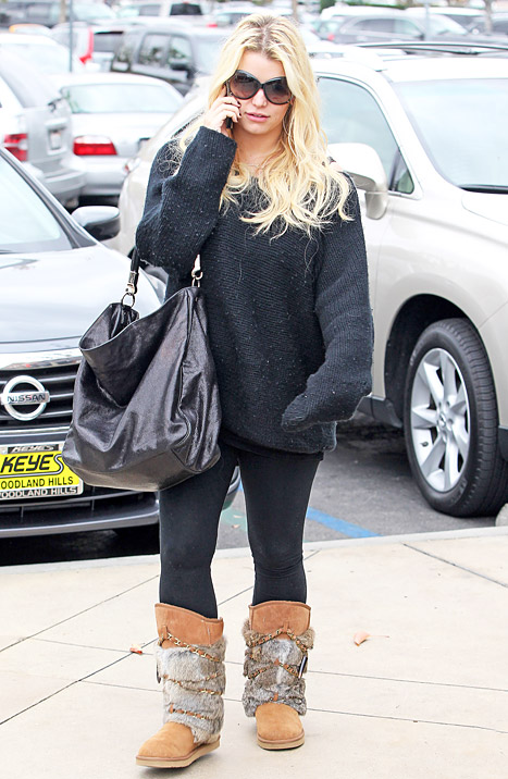Pregnant Jessica Simpson Hides Baby Bump With Large Purse in New ...
