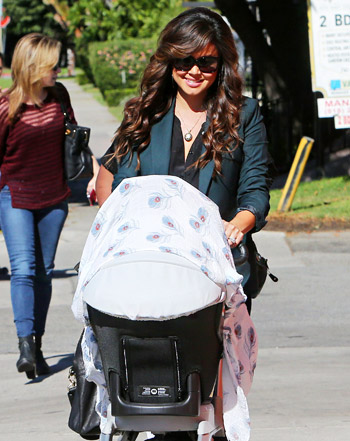 Who made Vanessa Minnillo's jeans, sunglasses and luggage