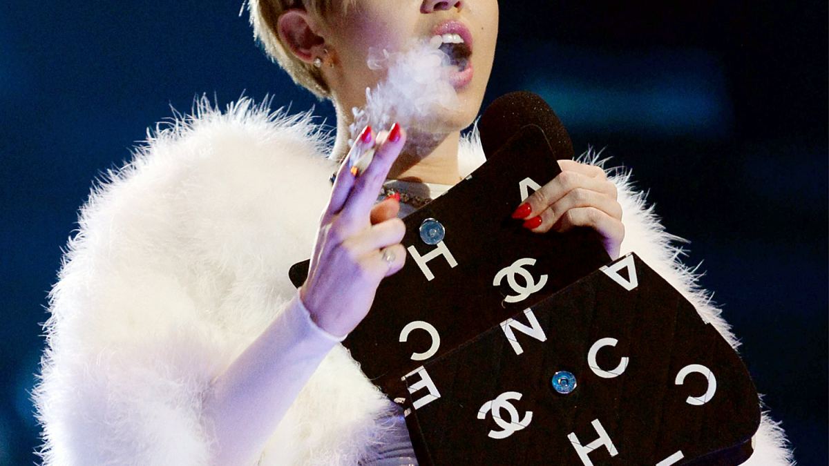 Miley Cyrus cùng nhau hút thuốc bị kiểm duyệt cho MTV EMAs US Broadcast | Chúng tôi hàng tuần