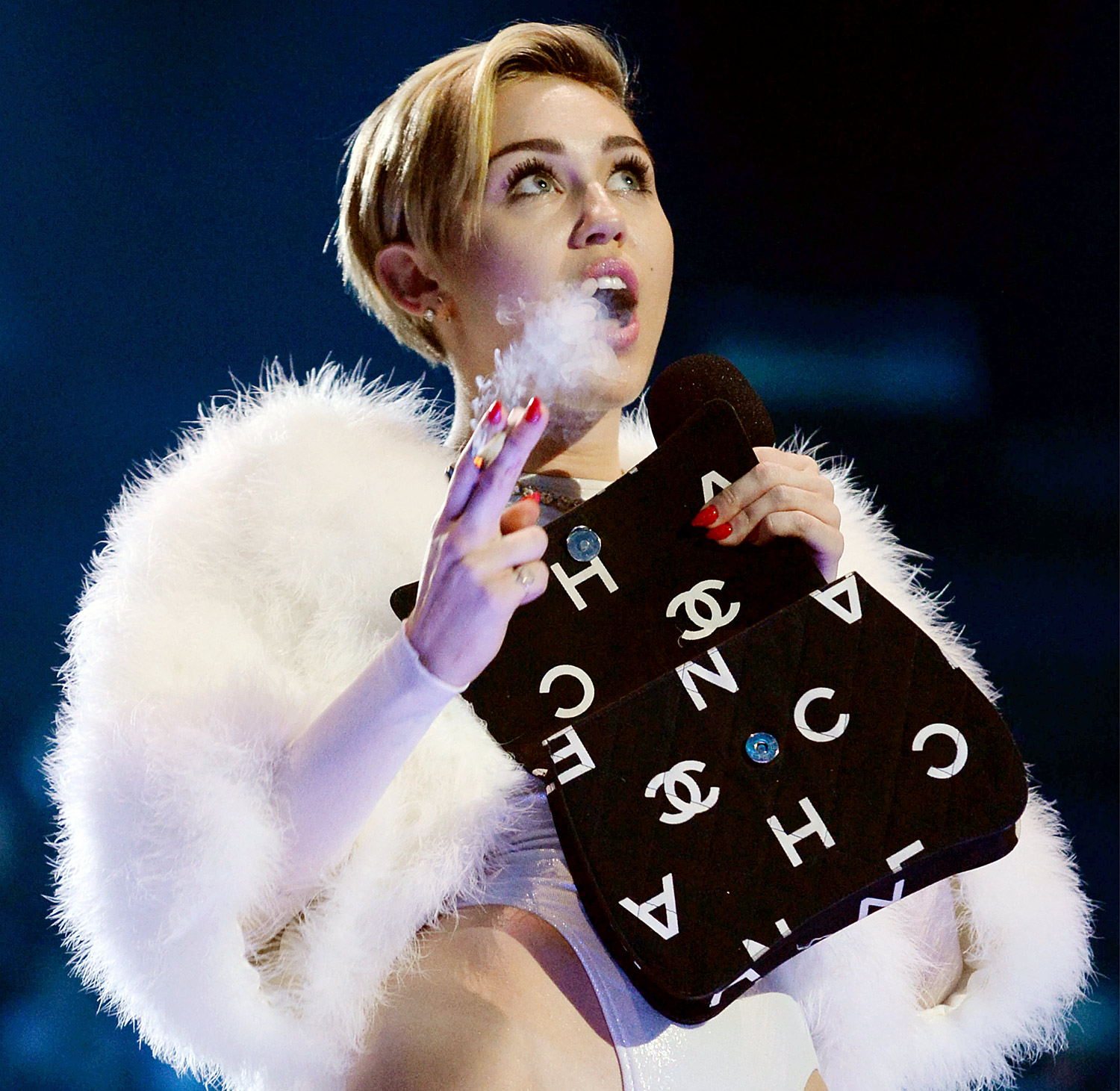 Miley Cyrus Joint Smoking Censored For Mtv Emas Us Broadcast