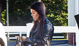 Kourtney Kardashian Covers Pregnant Belly in Baggy T-Shirt: Picture