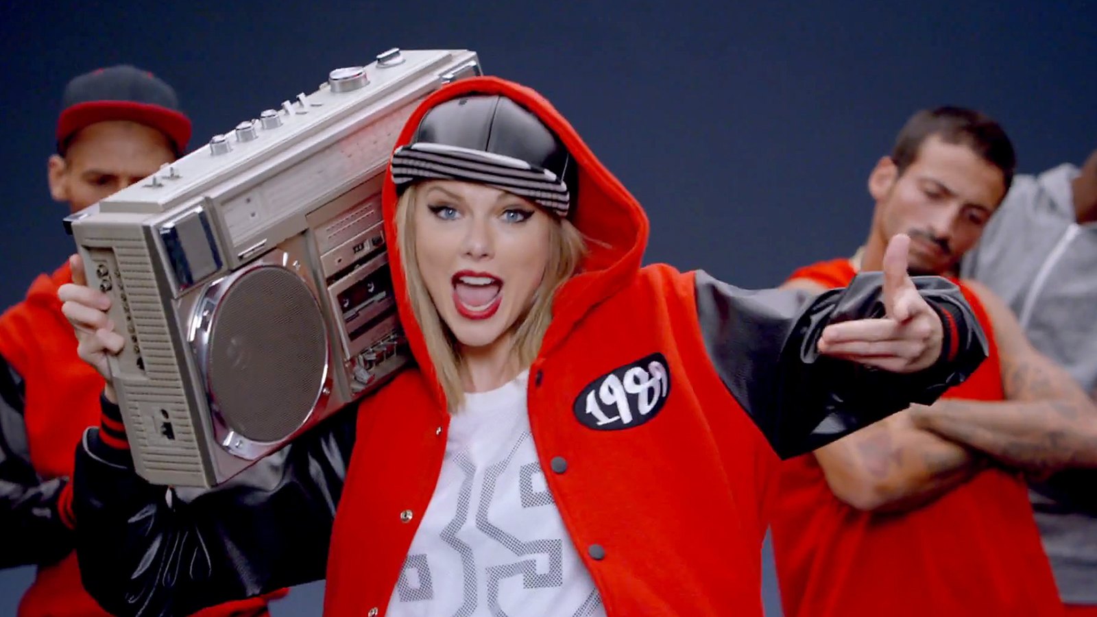 Открой новую музыку. Taylor Swift Shake it off. Музыкальные видеоклипы. Музыкальная фотосессия. Клипы фото.