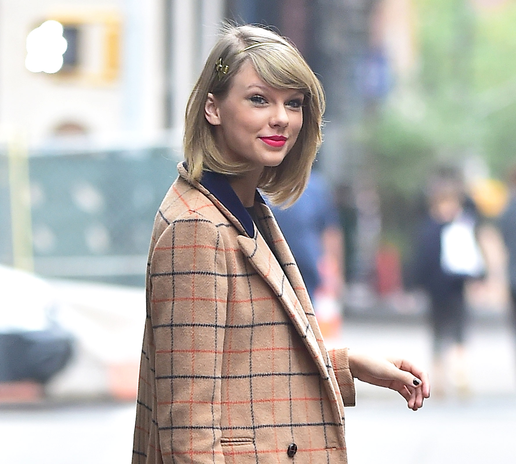 Taylor Swift sends fan gifts, $1,989 to help pay student loans