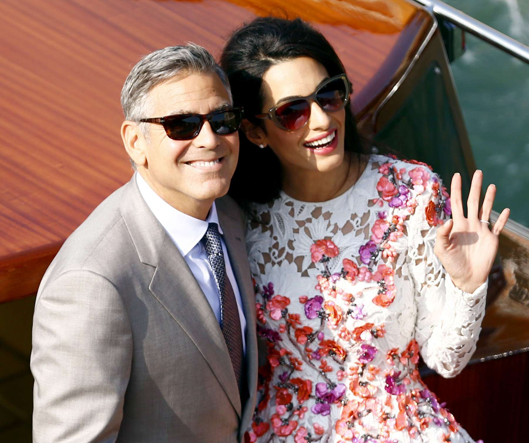 George và Amal Clooney trêu chọc chuyến đi kỷ niệm 10 năm tại lễ trao giải Albie