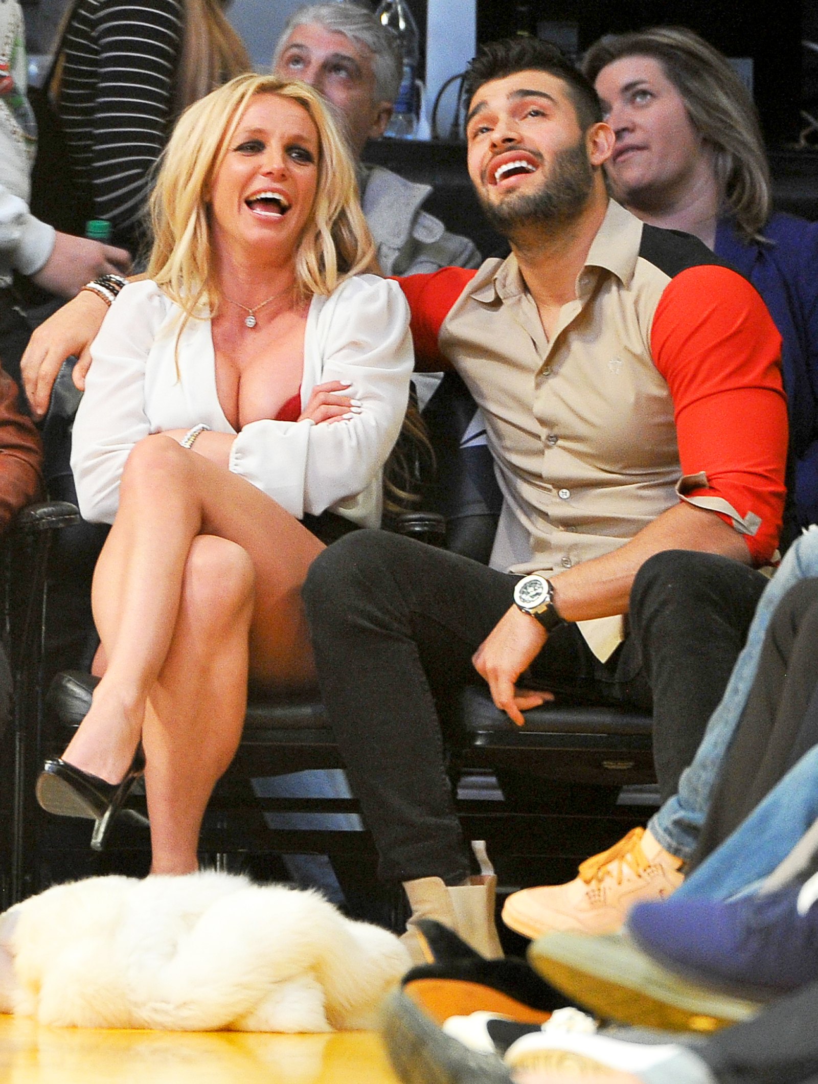 Britney Spears Sam Asghari Kiss Courtside At Lakers Game Pics 