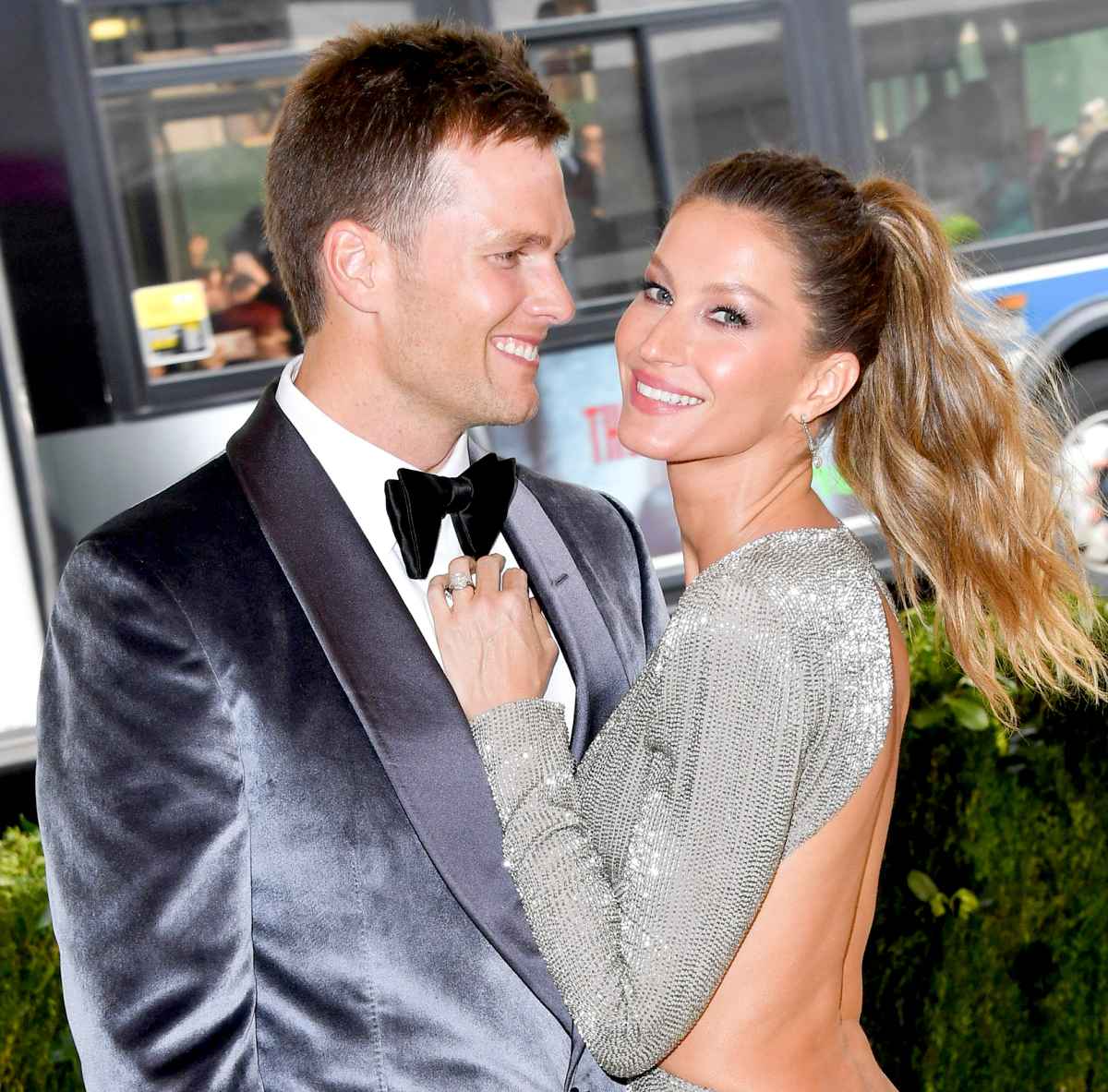 Tom Brady, Gisele Bundchen share intimate wedding pics on anniversary