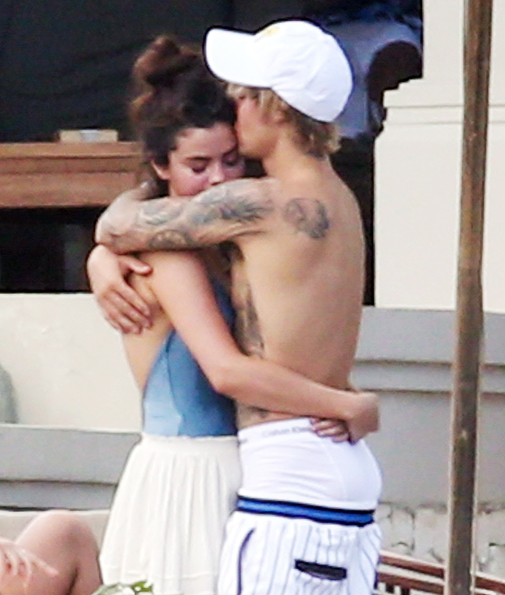 Justin Bieber Selena Gomez Were Very Affectionate At His Dad S Wedding