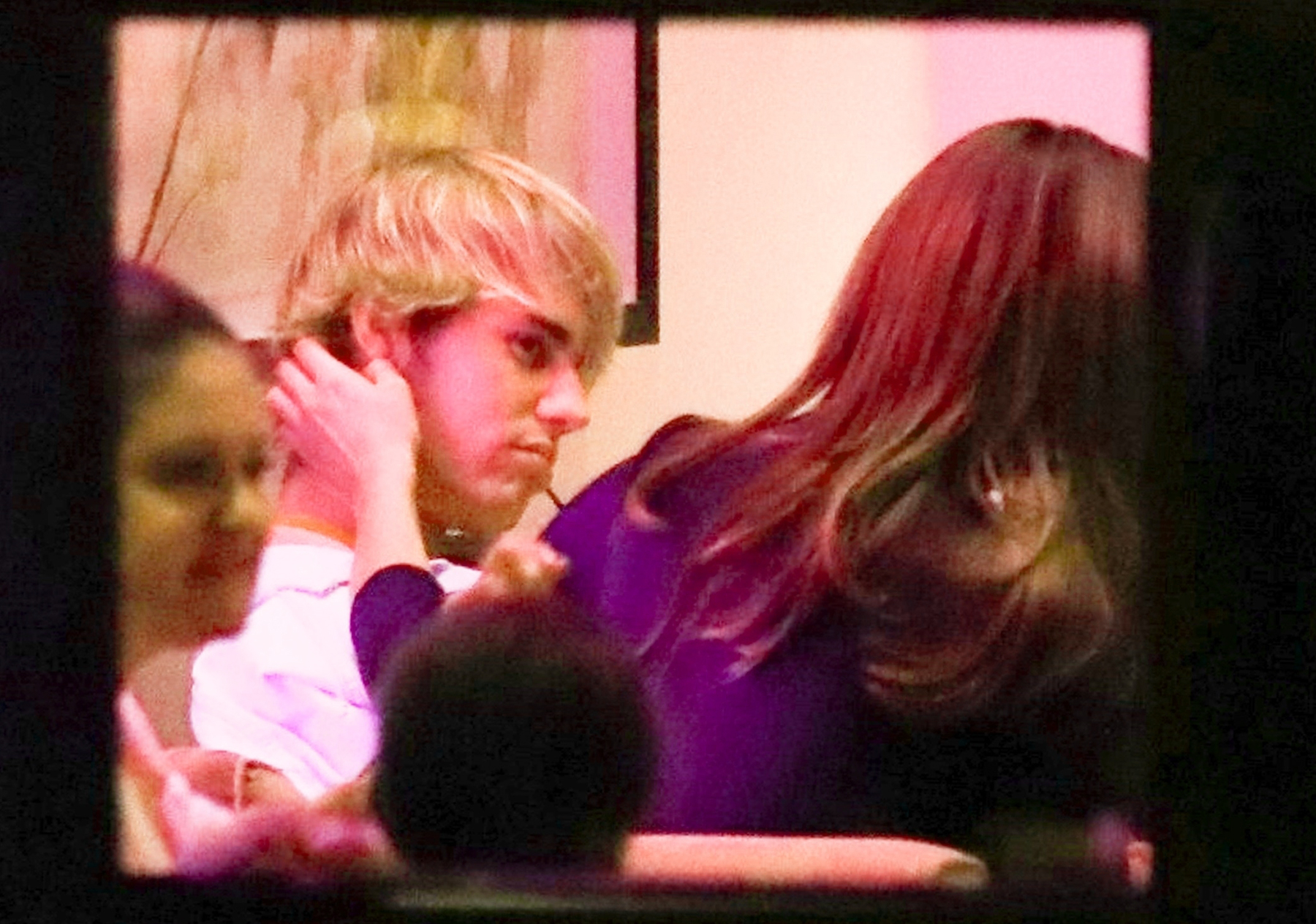 Justin Bieber And Selena Gomez Kiss On Valentines Day Date