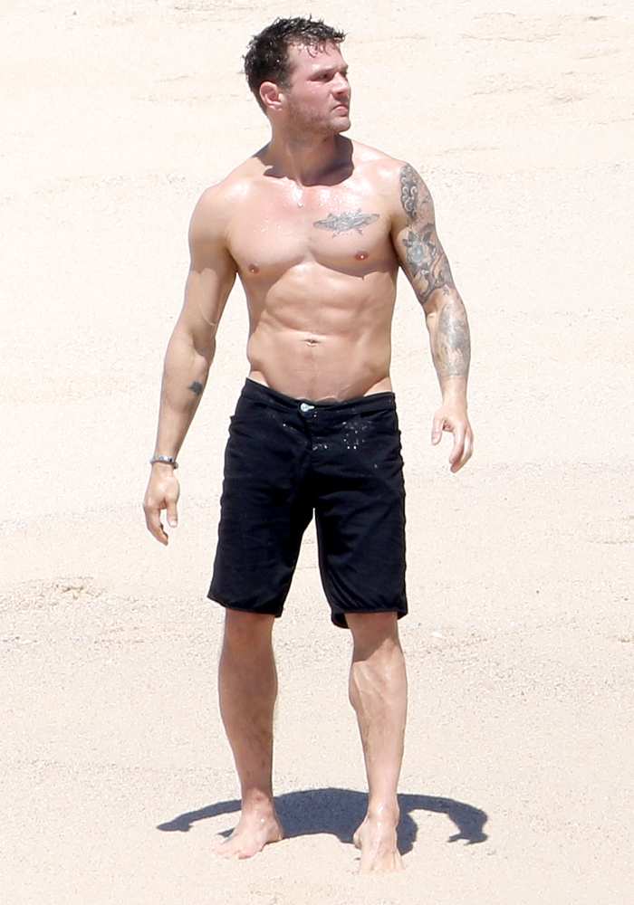 Ryan Phillippe Shows Off Abs While Going Shirtless In Mexico Us Weekly