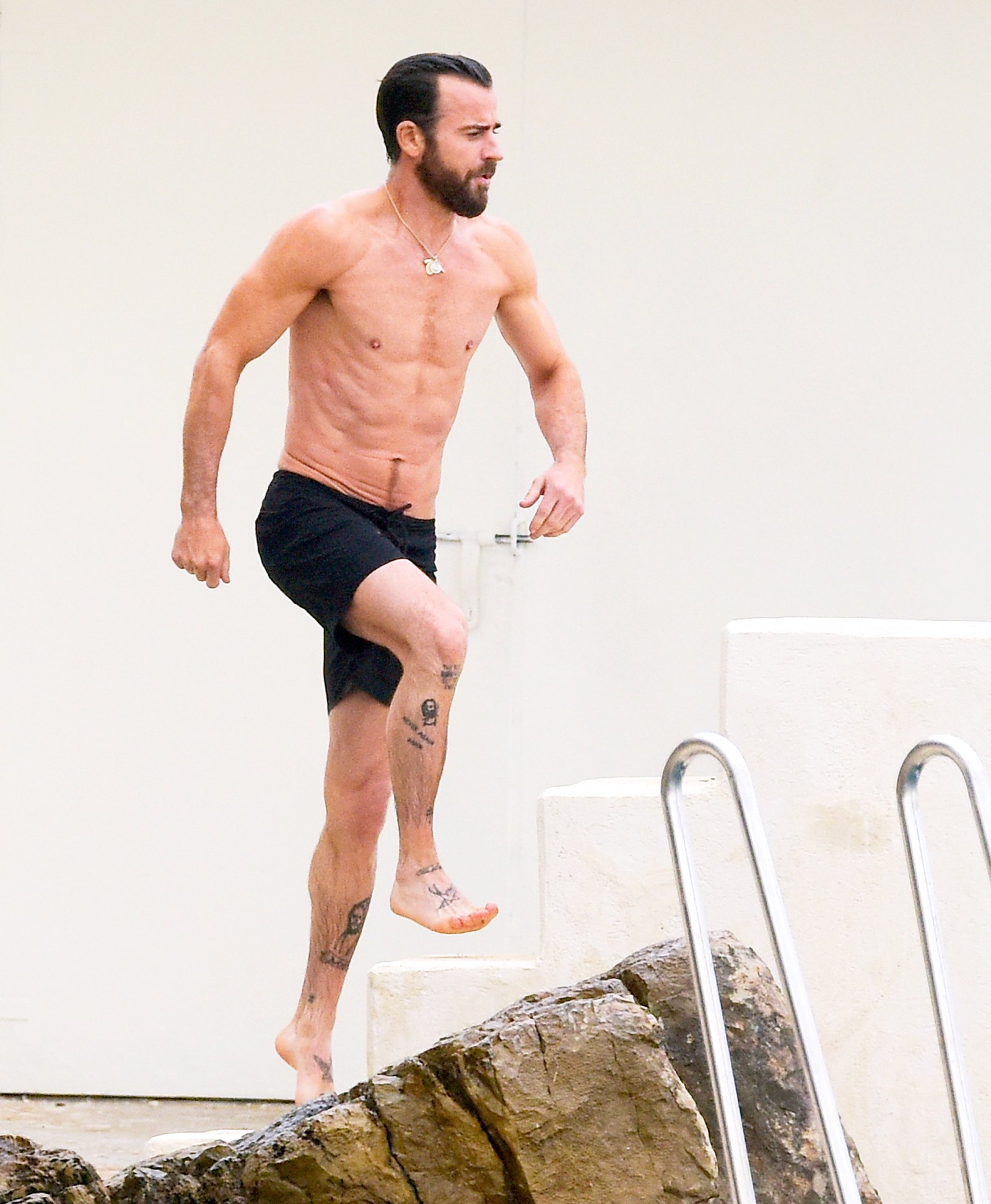 Justin Theroux Flaunts Washboard Abs While Vacationing In France Pics