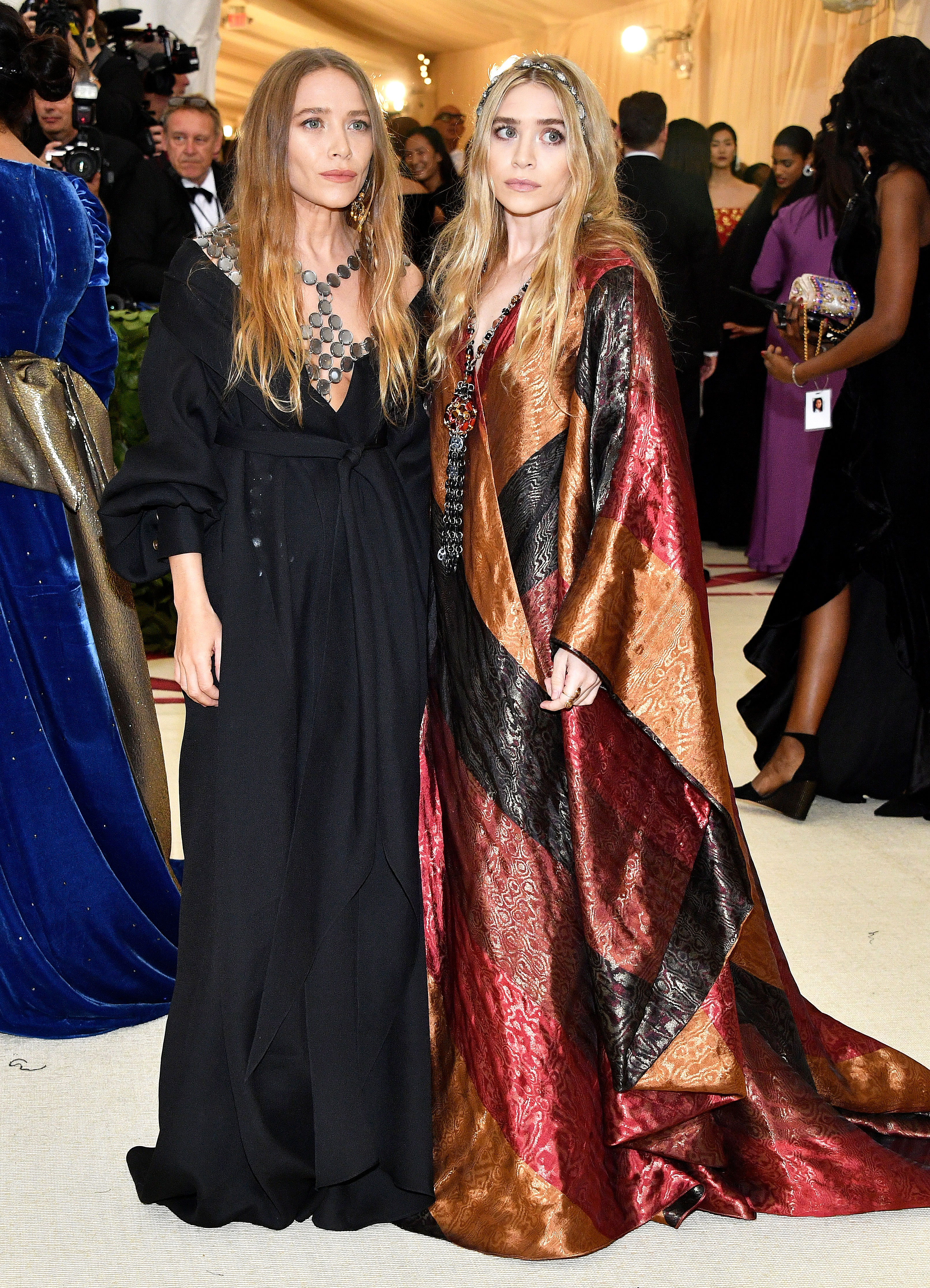 Unforgettable Red Carpet Fashion Moments of Mary-Kate and Ashley Olsen ...