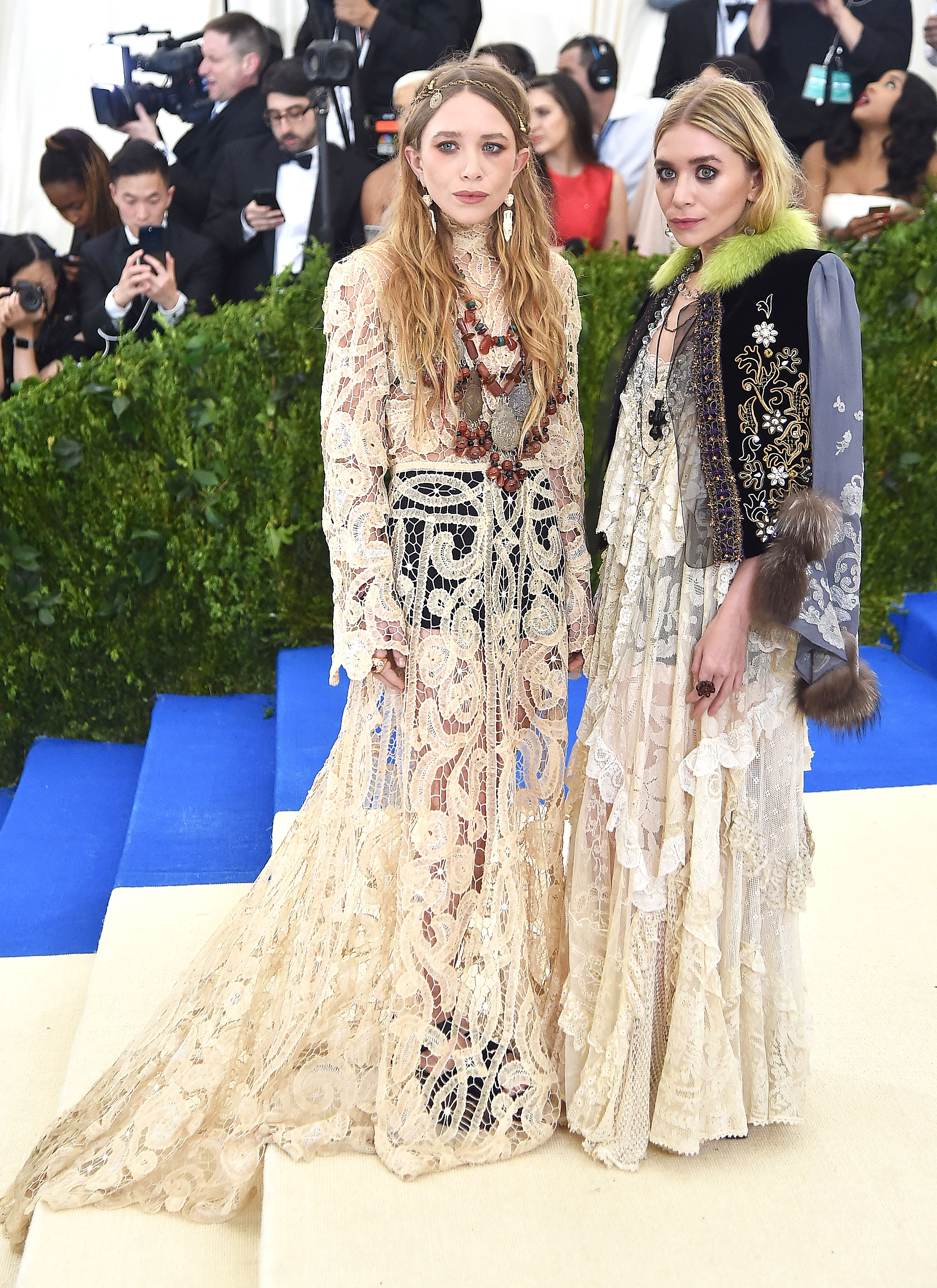 Unforgettable Red Carpet Fashion Moments of Mary-Kate and Ashley Olsen ...