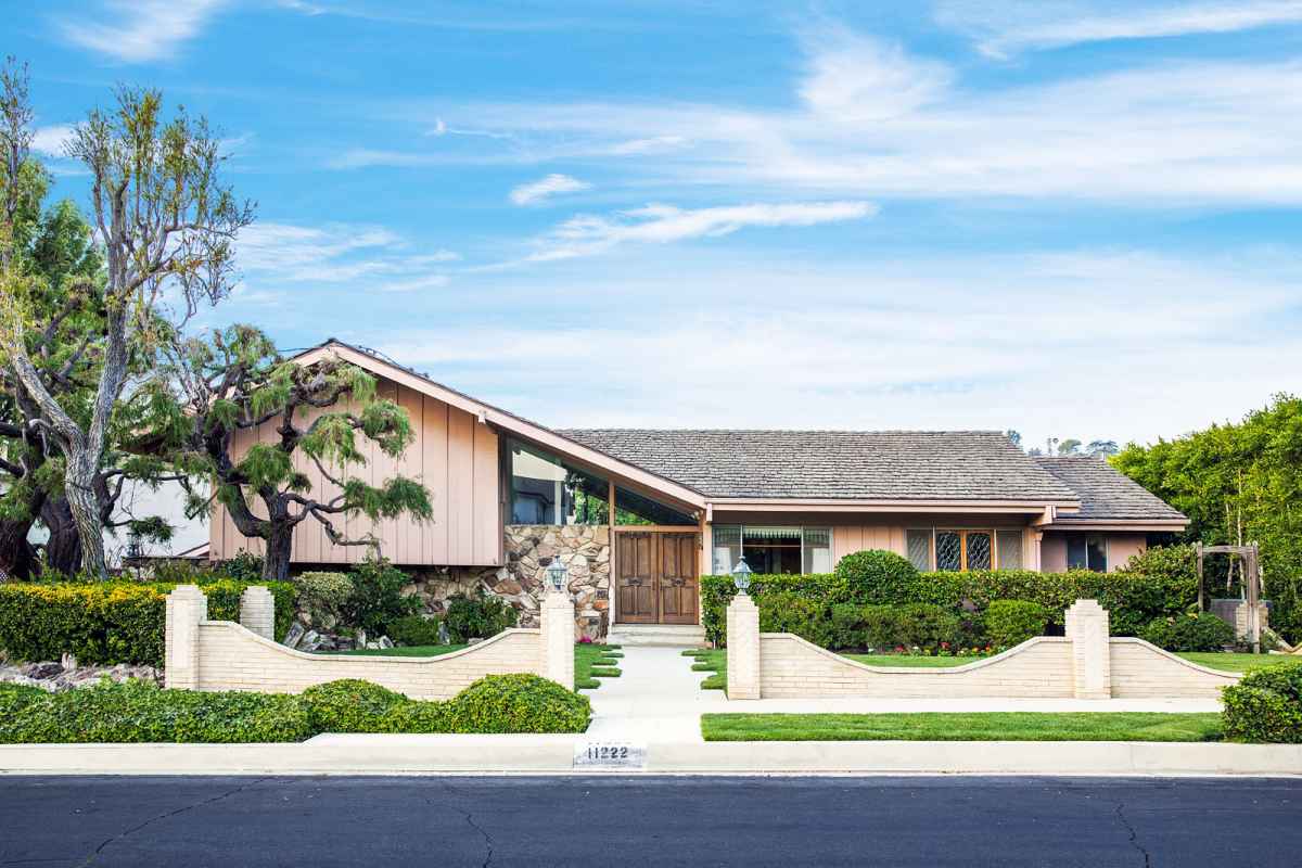 Hgtv Officially Closes On Brady Bunch House For 3 5 Million