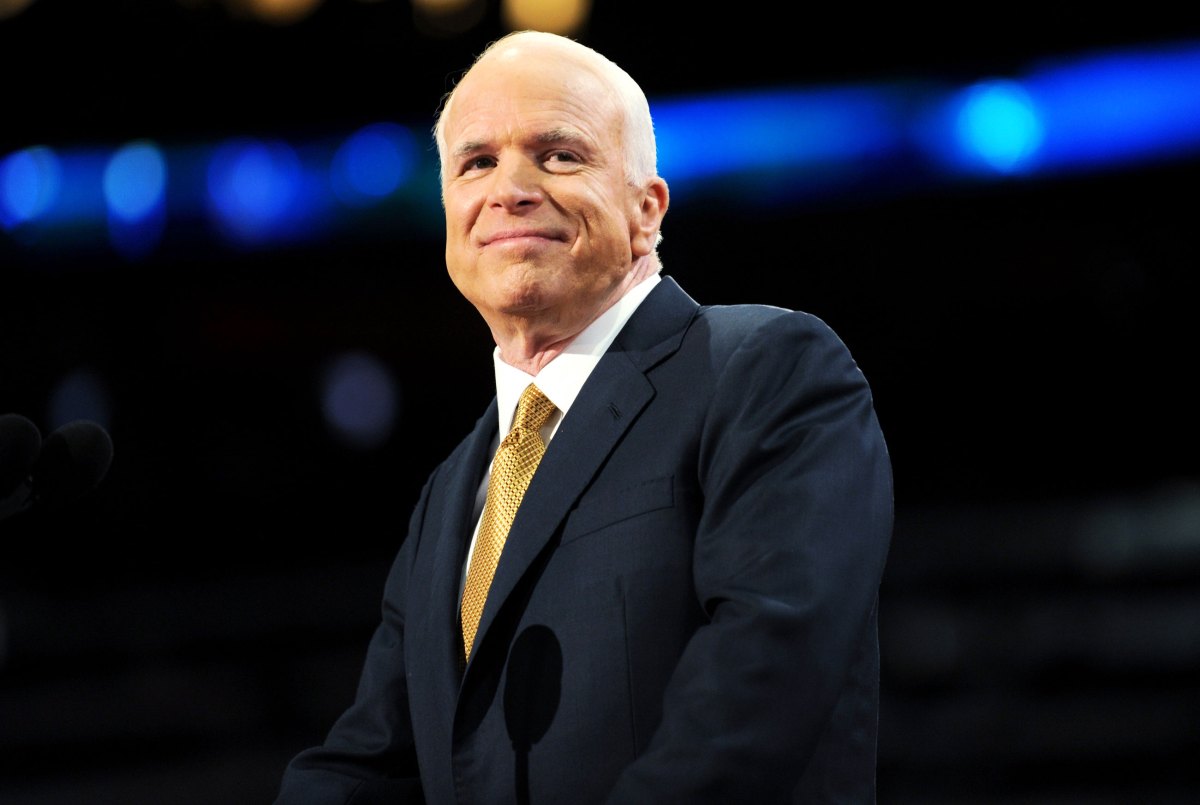 NFL player pays tribute to Sen. John McCain