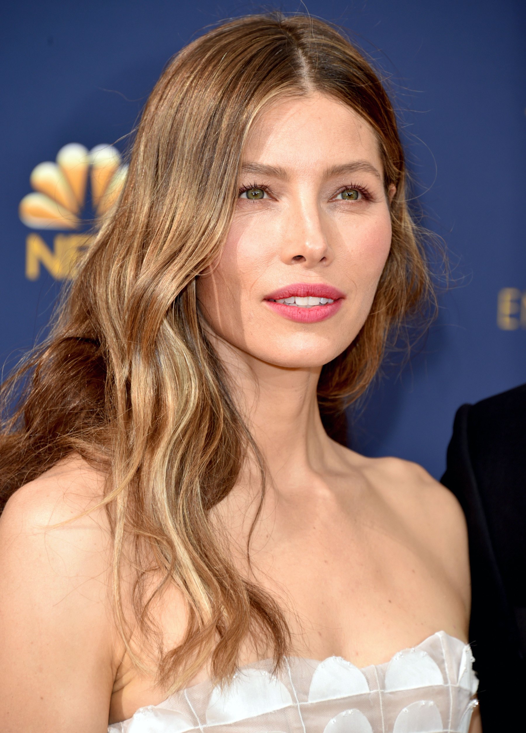 Emmys 2018 Beauty How to Get Jessica Biel’s Loose Waves