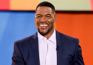 michael-kneel-Strahan 