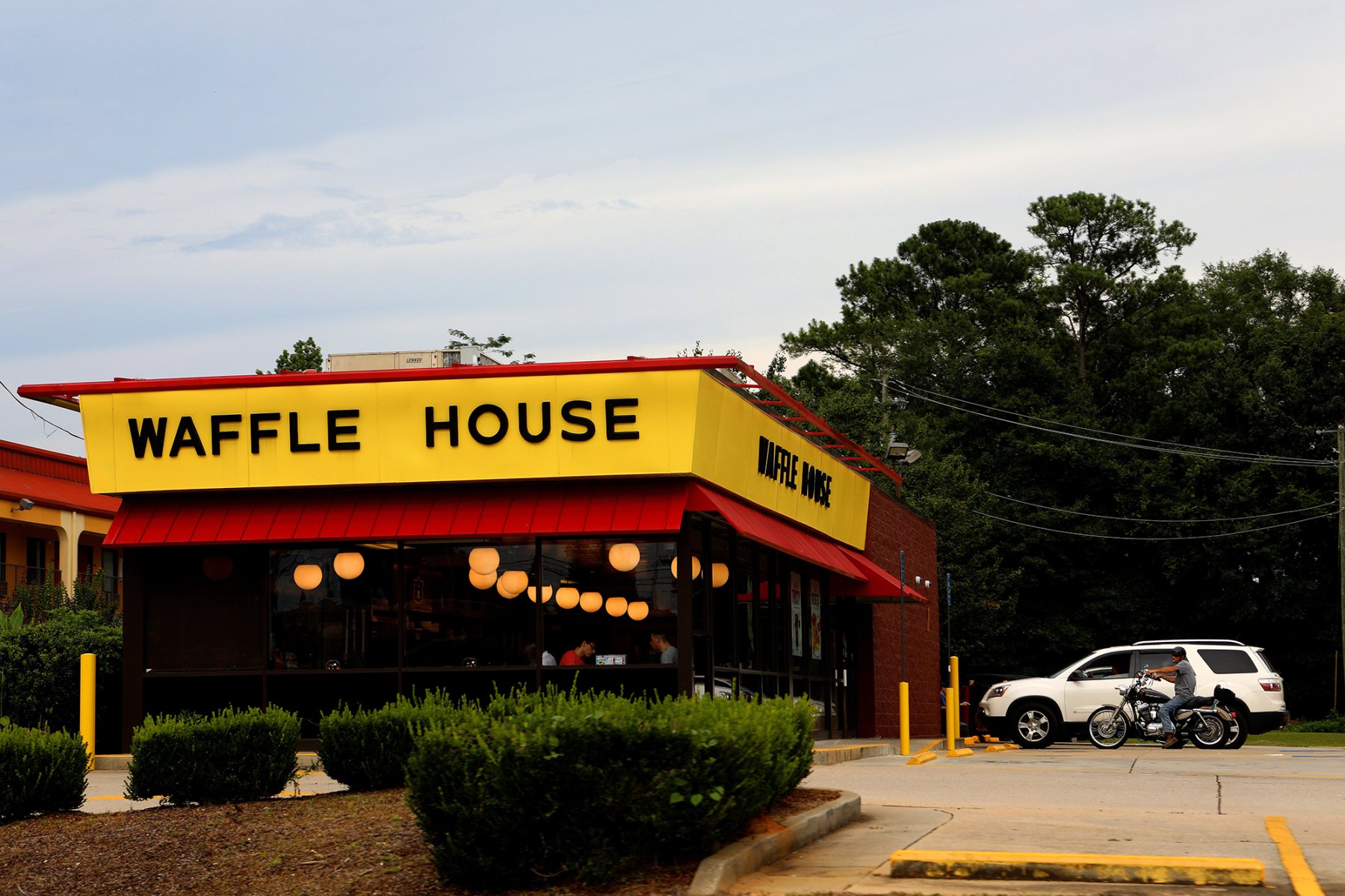 Waffle House Activates Storm Center Ahead of Hurricane Florence Us Weekly