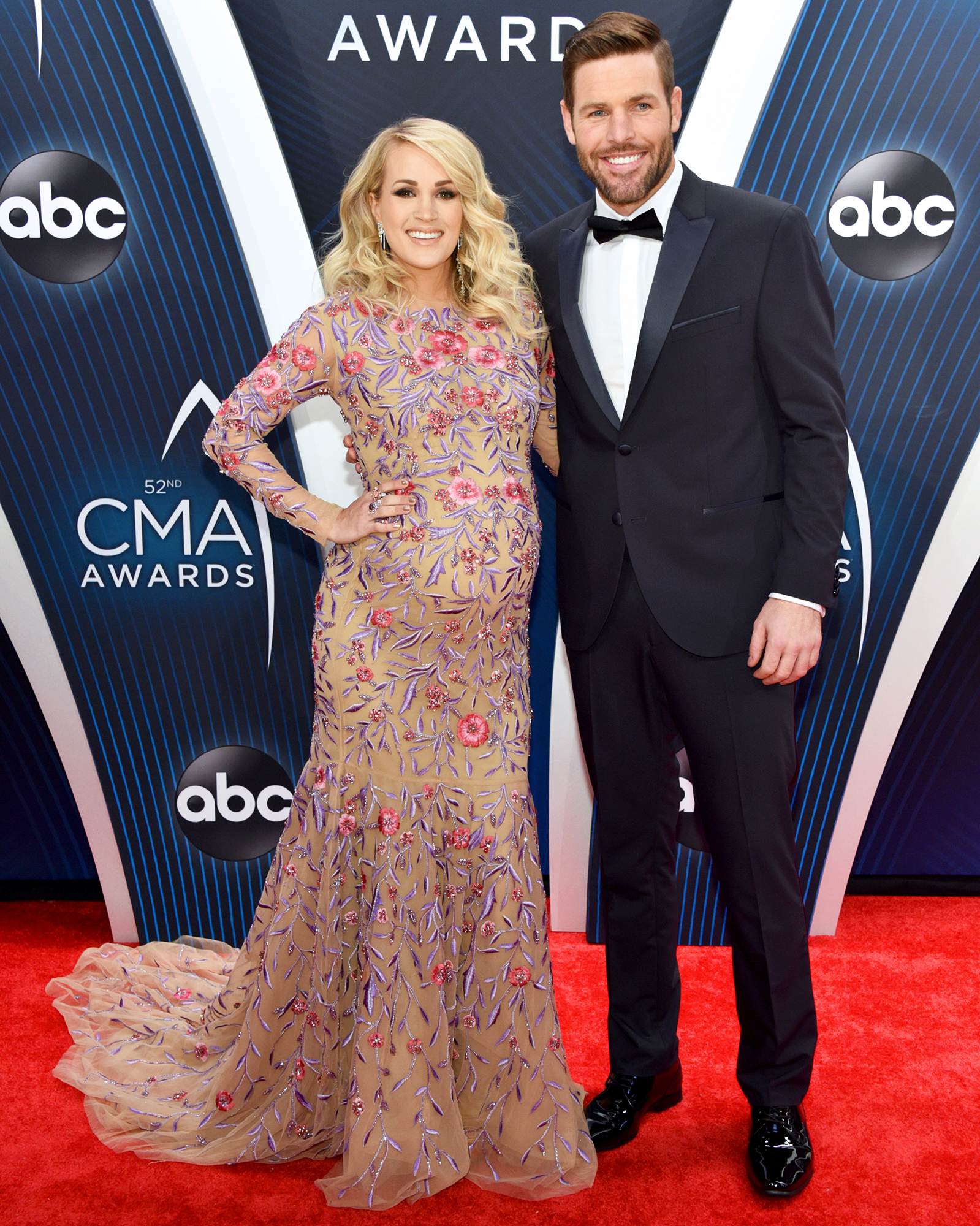 Pregnant Carrie Underwood Mike Fisher Attend The Cmas 2018 Photos