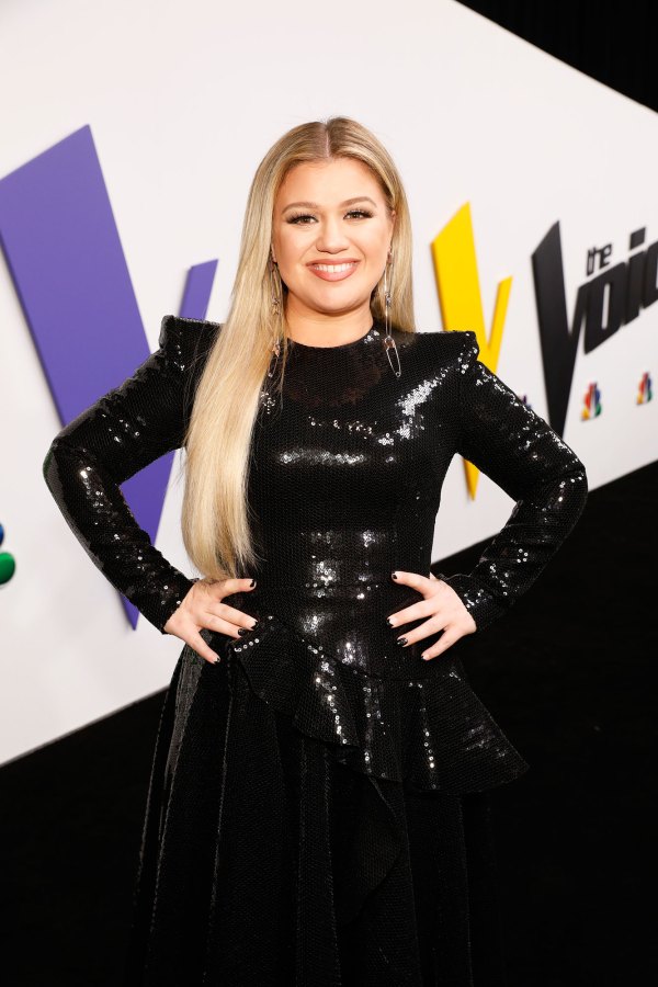 Kelly Clarkson Looks Slim and Happy on The Voice Season 15