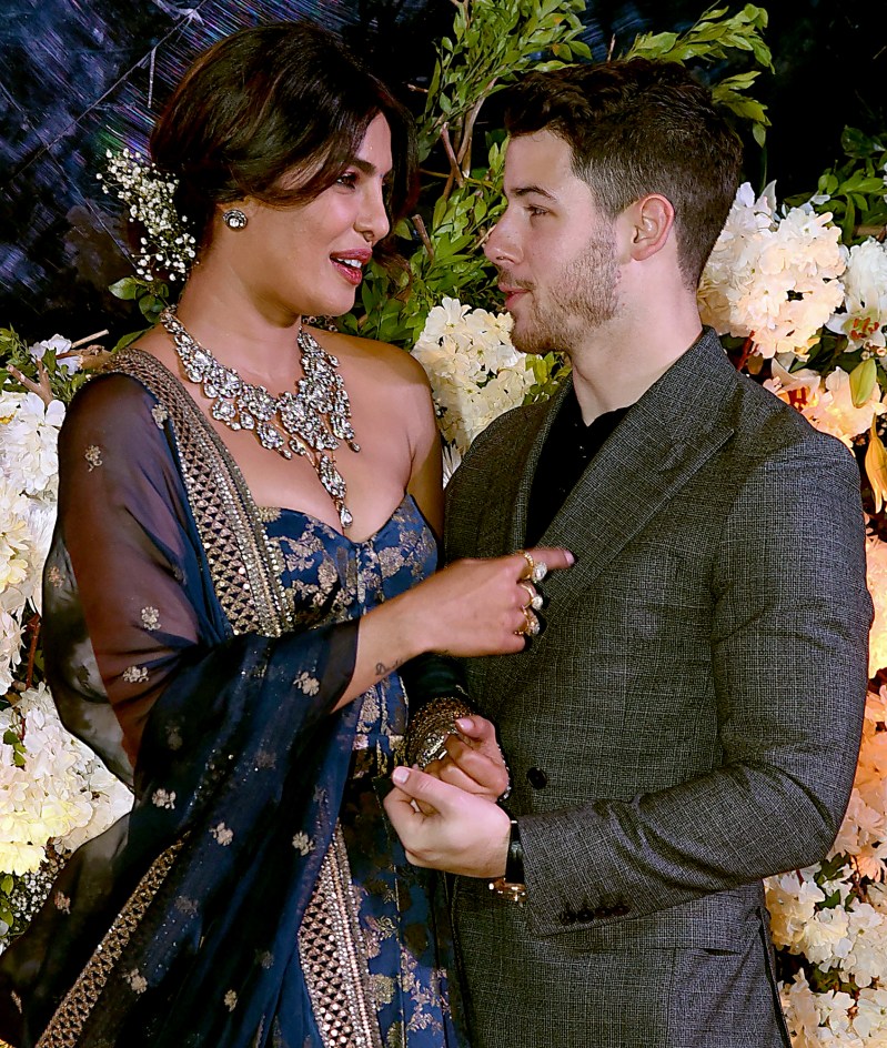 Priyanka Chopra dan Nick Jonas pada resepsi pernikahannya yang kedua