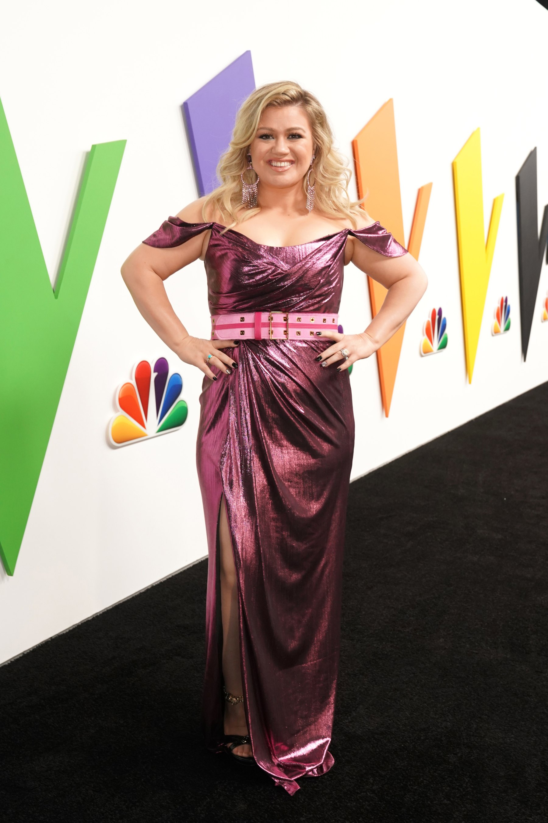 Kelly Clarkson Looks Slim and Happy on The Voice Season 15