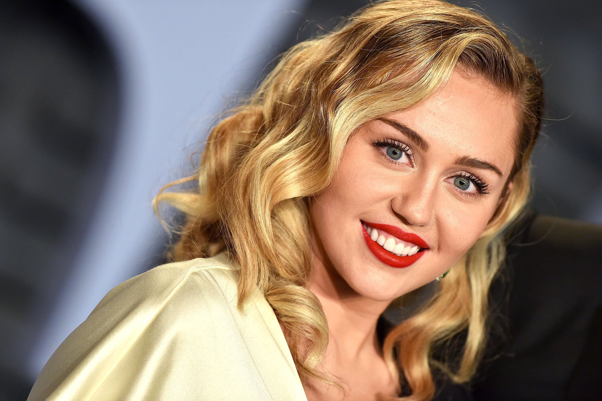 2000px x 1331px - Miley Cyrus' Dating History: Timeline of Her Famous Exes, Flings