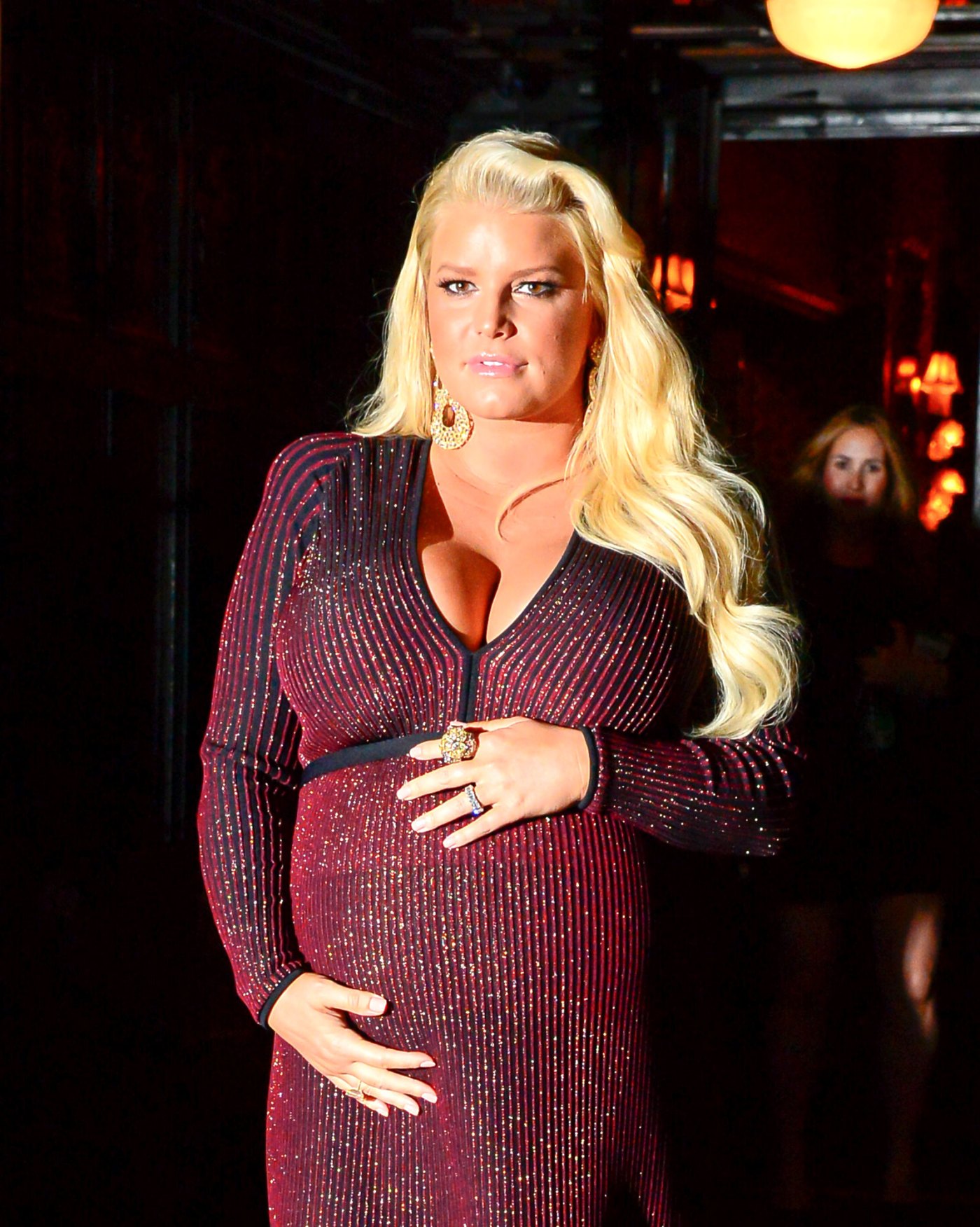 Pregnant Jessica Simpson Reveals Extremely Swollen Foot ‘help 4211