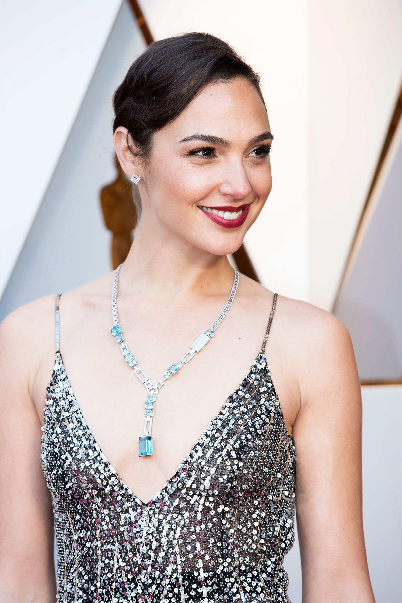 Popular necklaces worn sales by celebrities