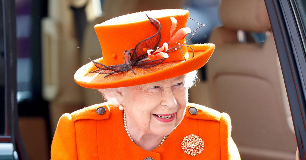 Queen Elizabeth Uses Her Handbag As a Secret Code