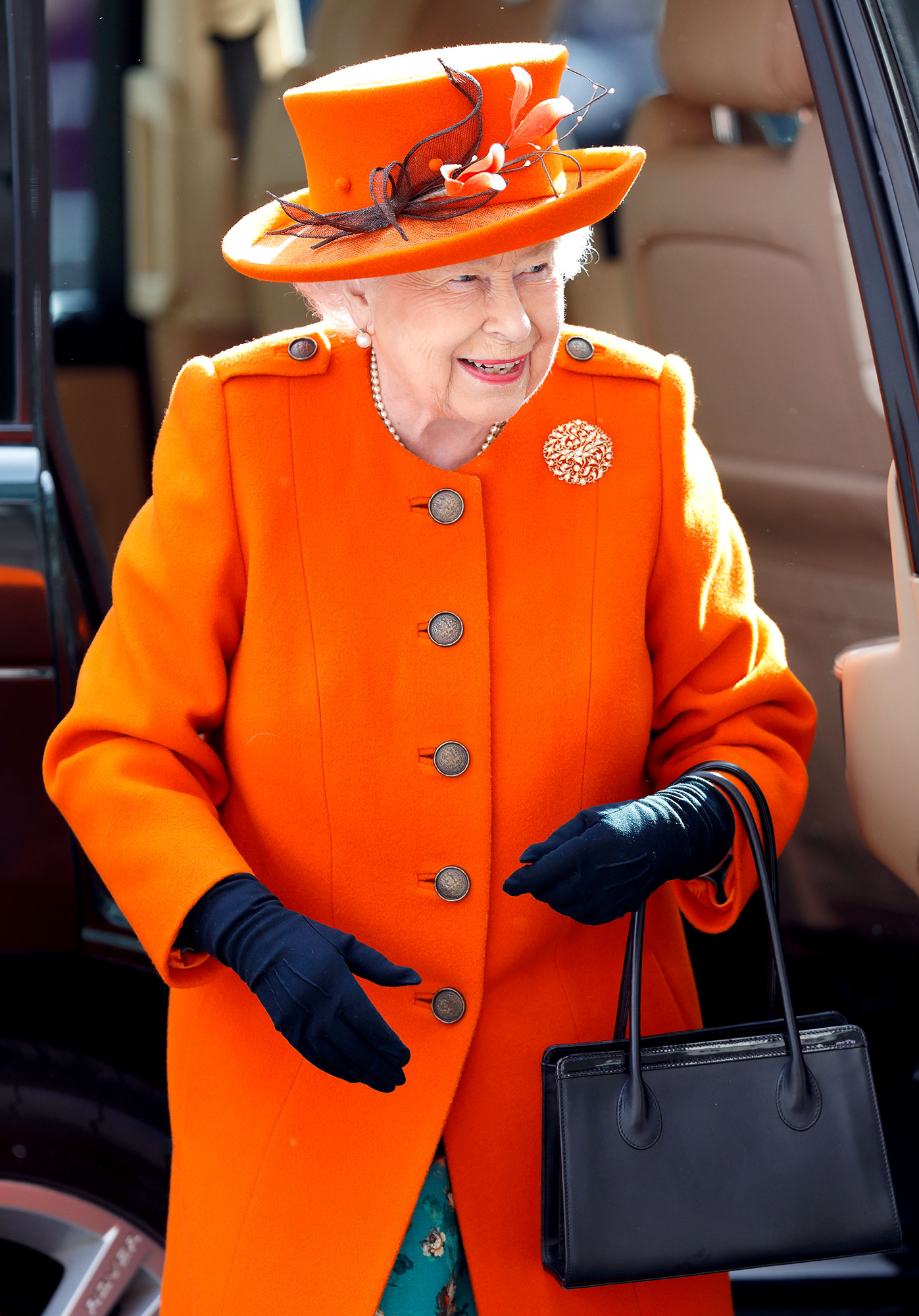 Queen Elizabeth's Favorite Handbag Brand is Launer - The Queen's Best  Accessory