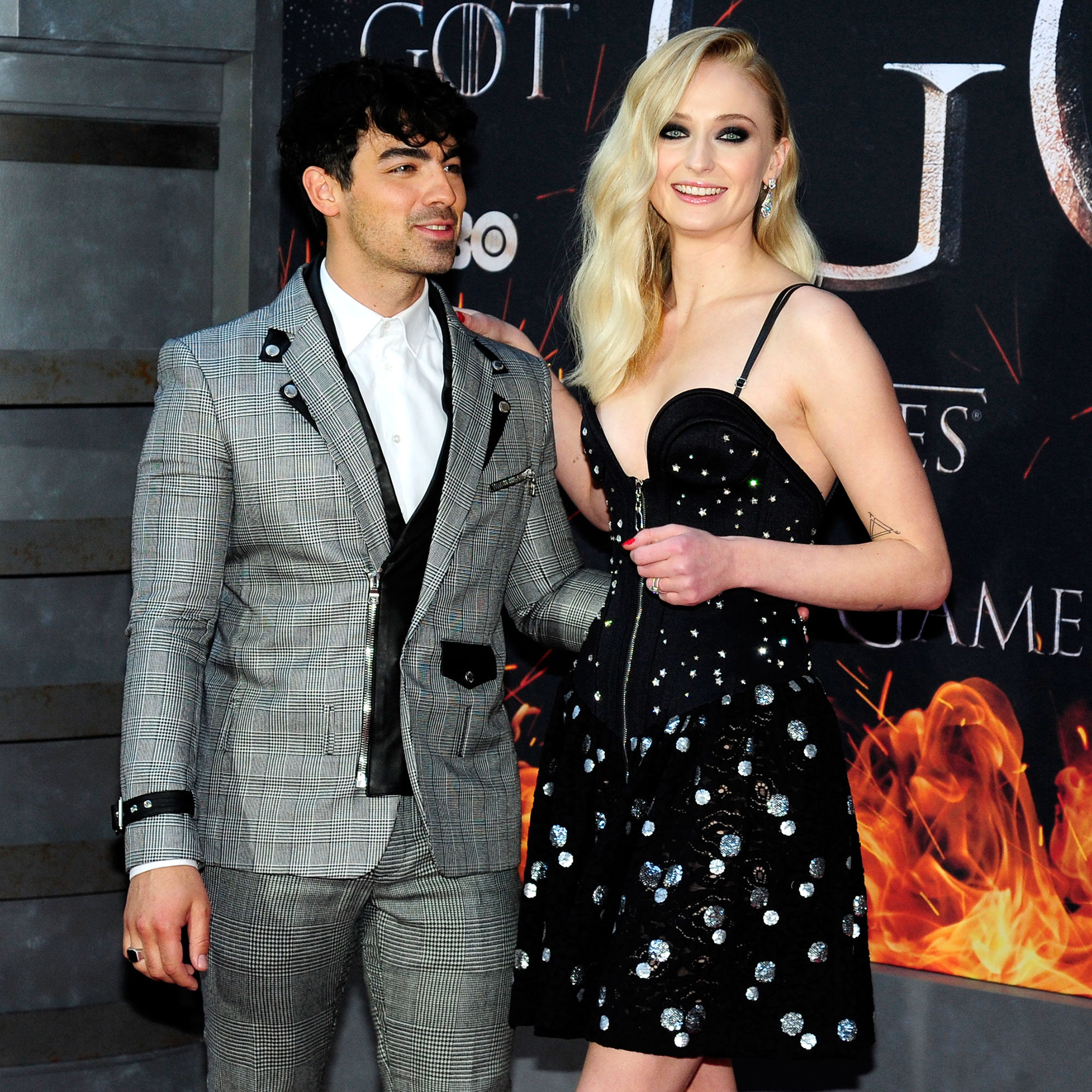The Real Reason Why Sophie Turner Left Their Kids With Joe Jonas And Moved  Back to the UK / Bright Side