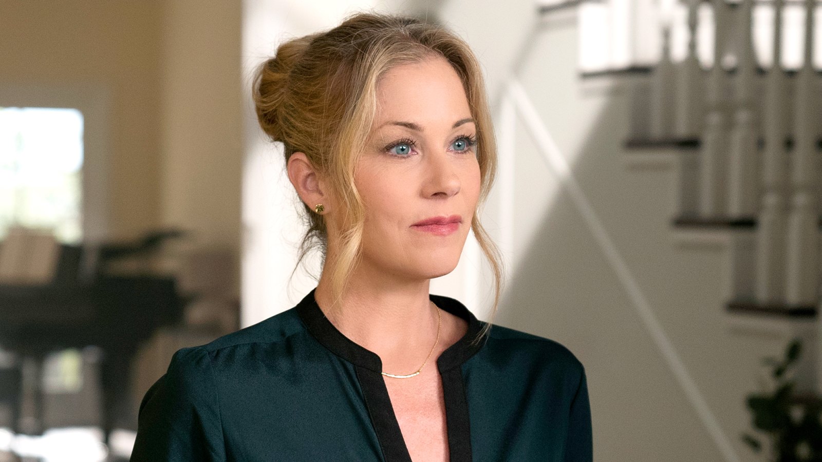 Christina Applegate Pours One Out for 'Dead to Me' - The New York Times