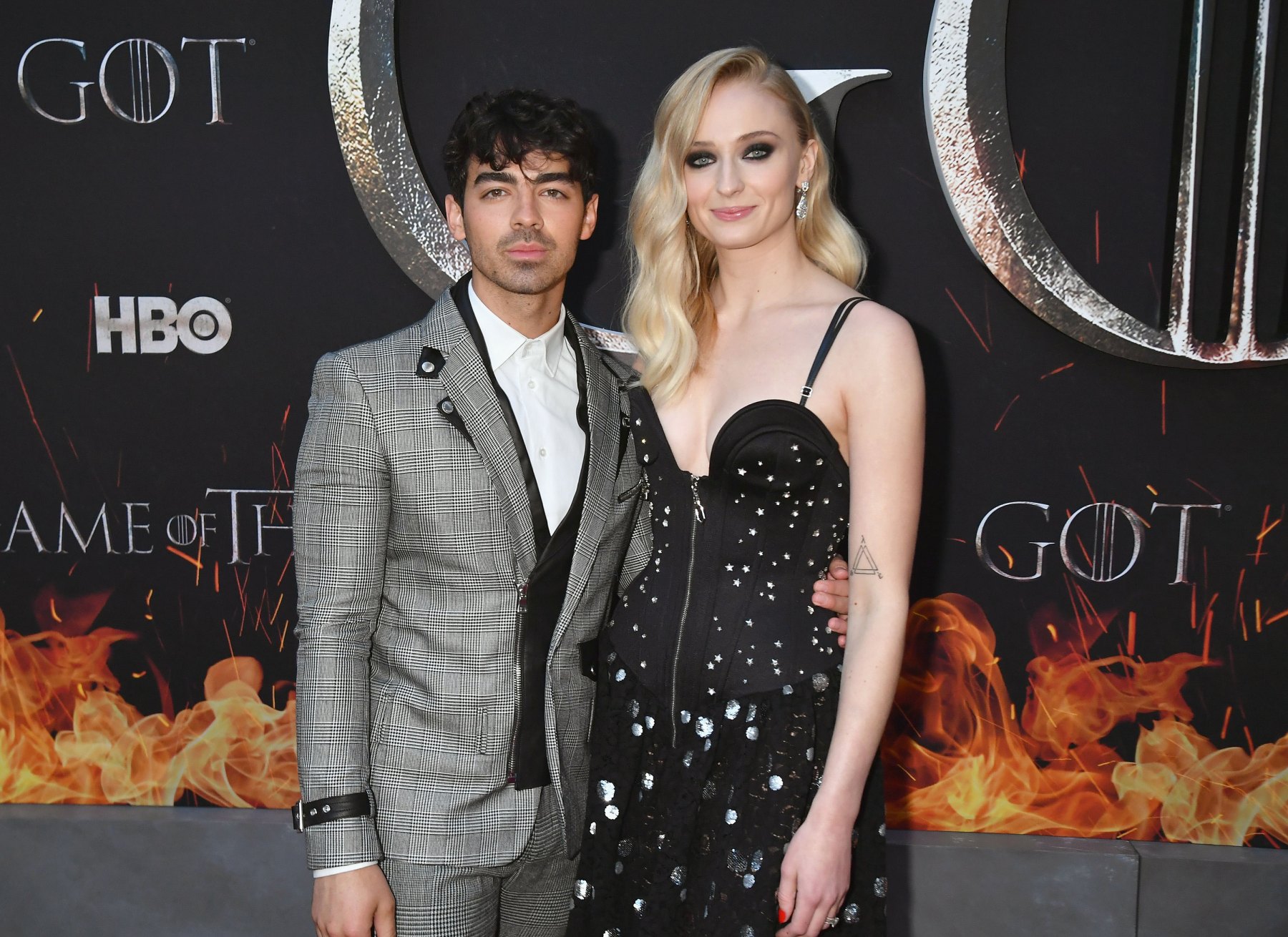 Софи джонас. Джо Джонас и Софи. Joe Jonas and Sophie Turner. Софи тёрнер и Джо Джонас разводятся. Софи тёрнер и Джо Джонас фото.