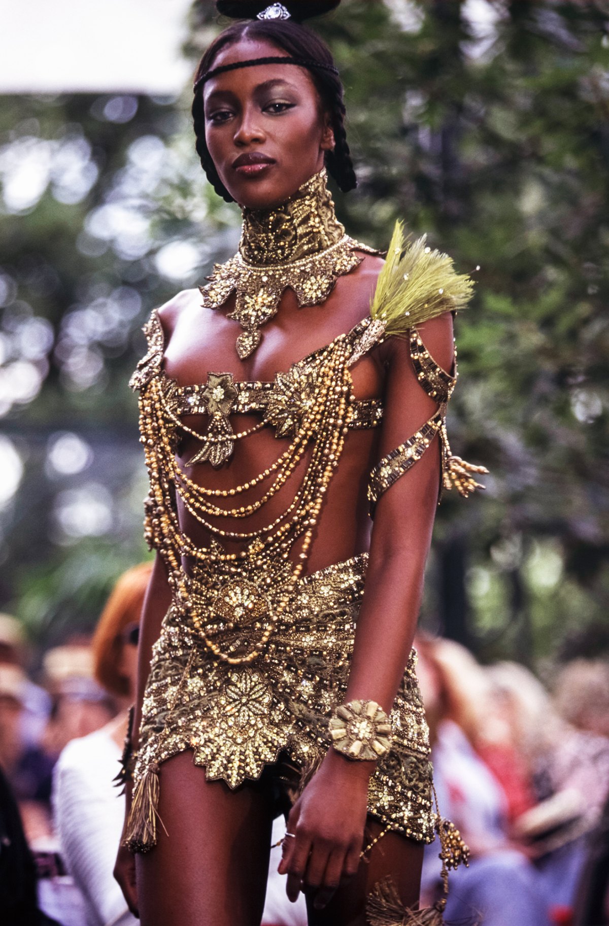Get 90S Naomi Campbell Runway Pictures