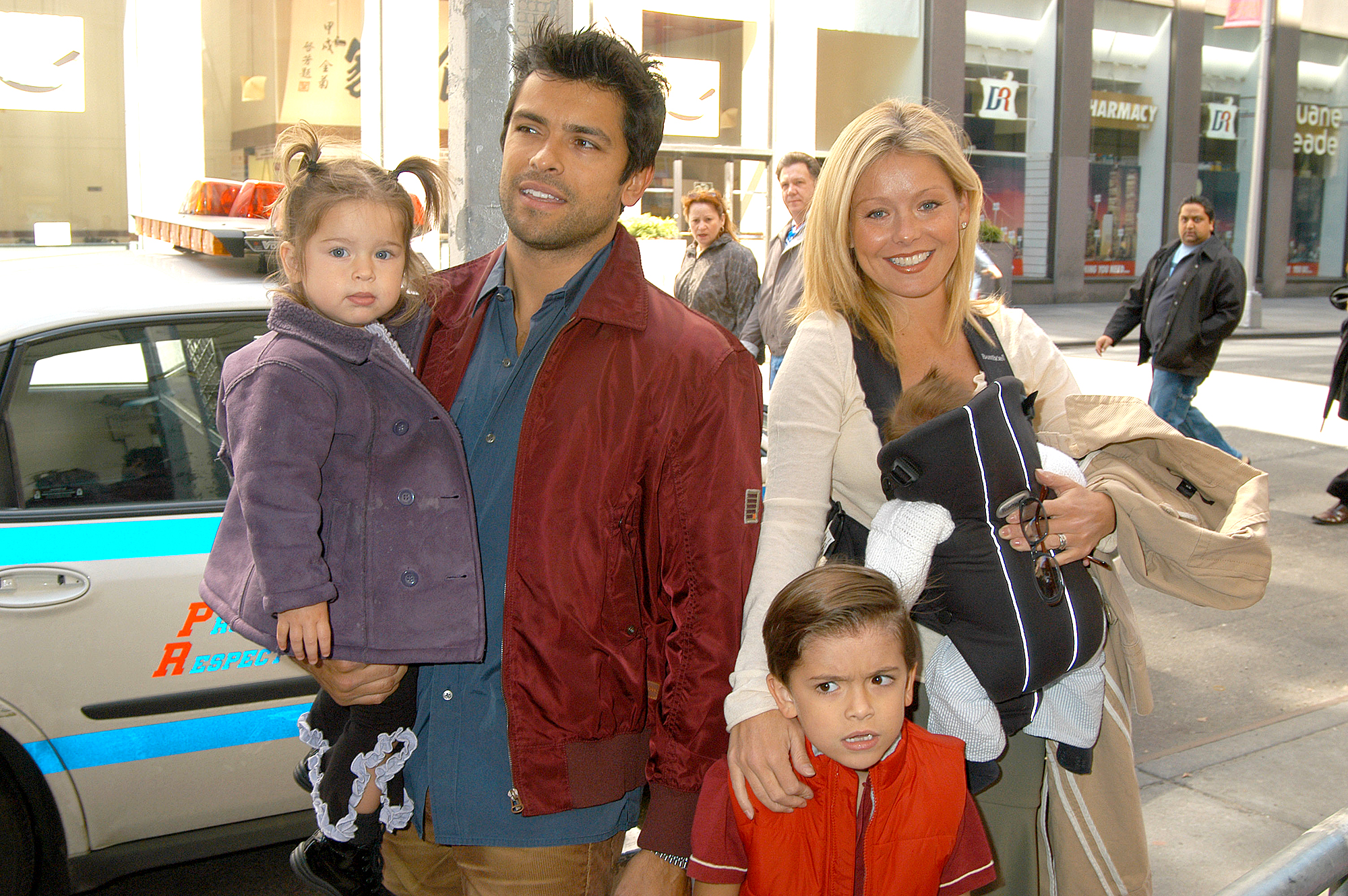 Mark Consuelos se entusiasma con la 'sexy' Kelly Ripa en su cumpleaños