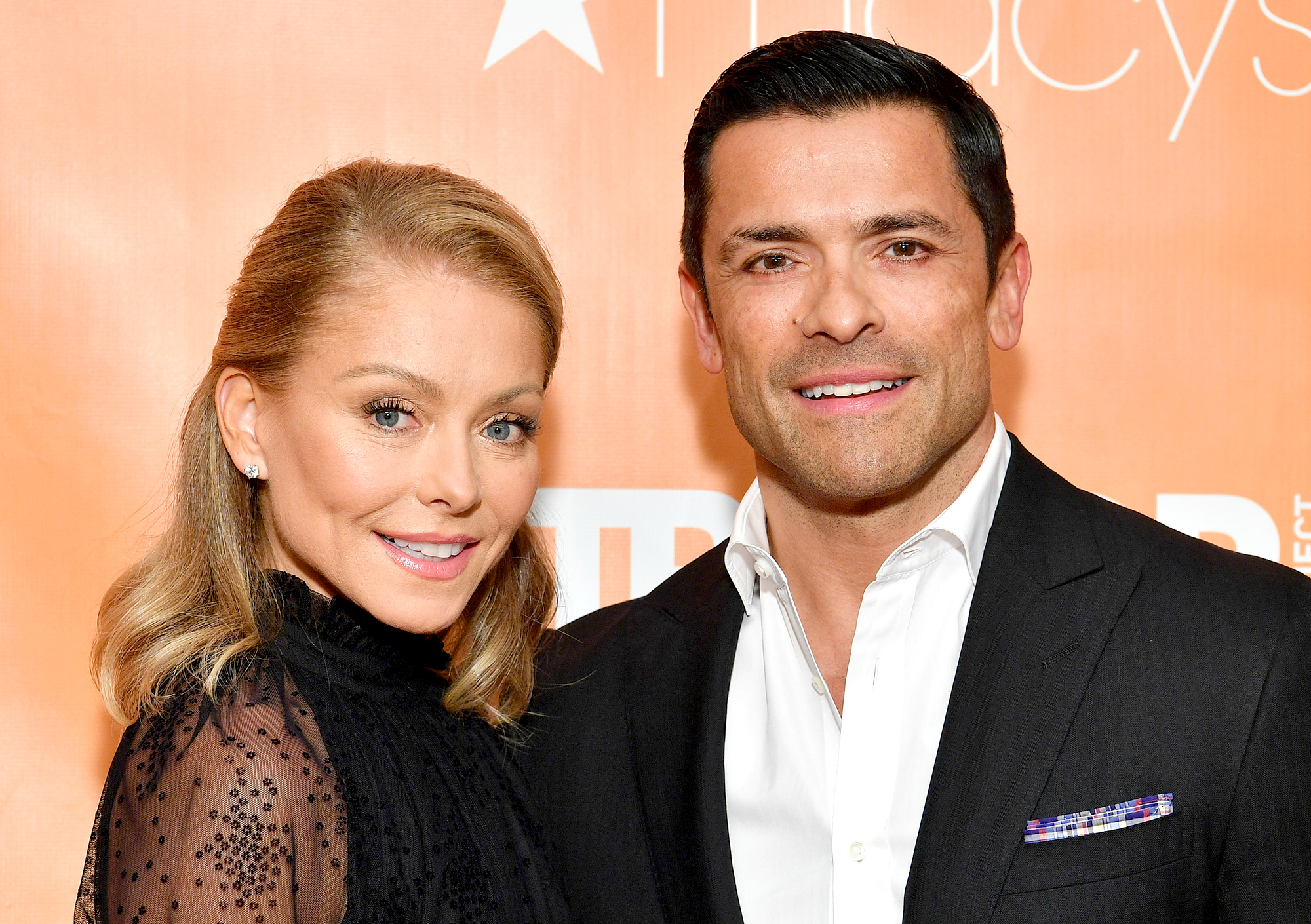Petite Girl Porn Captions Mistress - Kelly Ripa and Mark Consuelos: A Timeline of Their Relationship