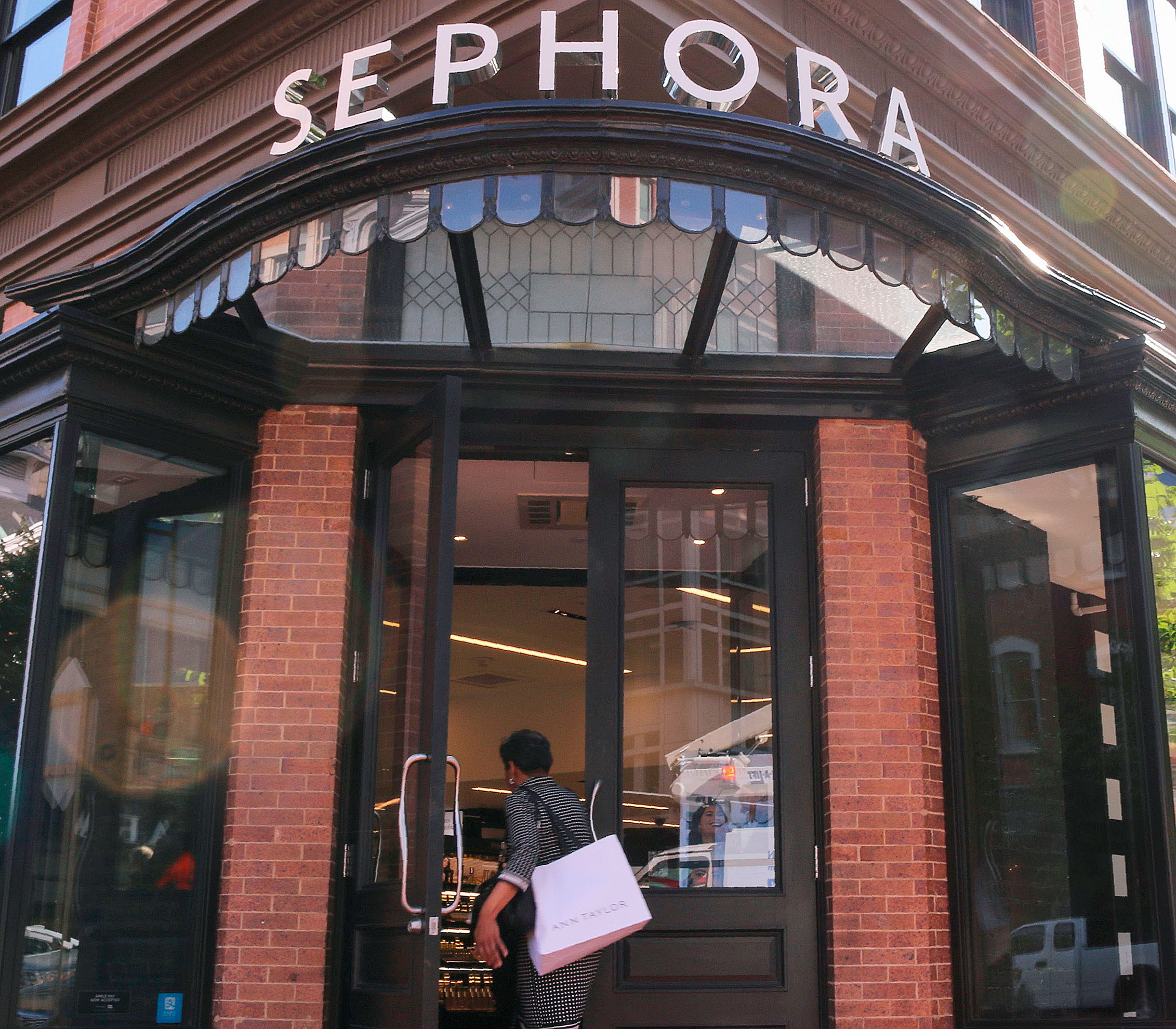 Sephora to Close Down Stores for Inclusivity Training