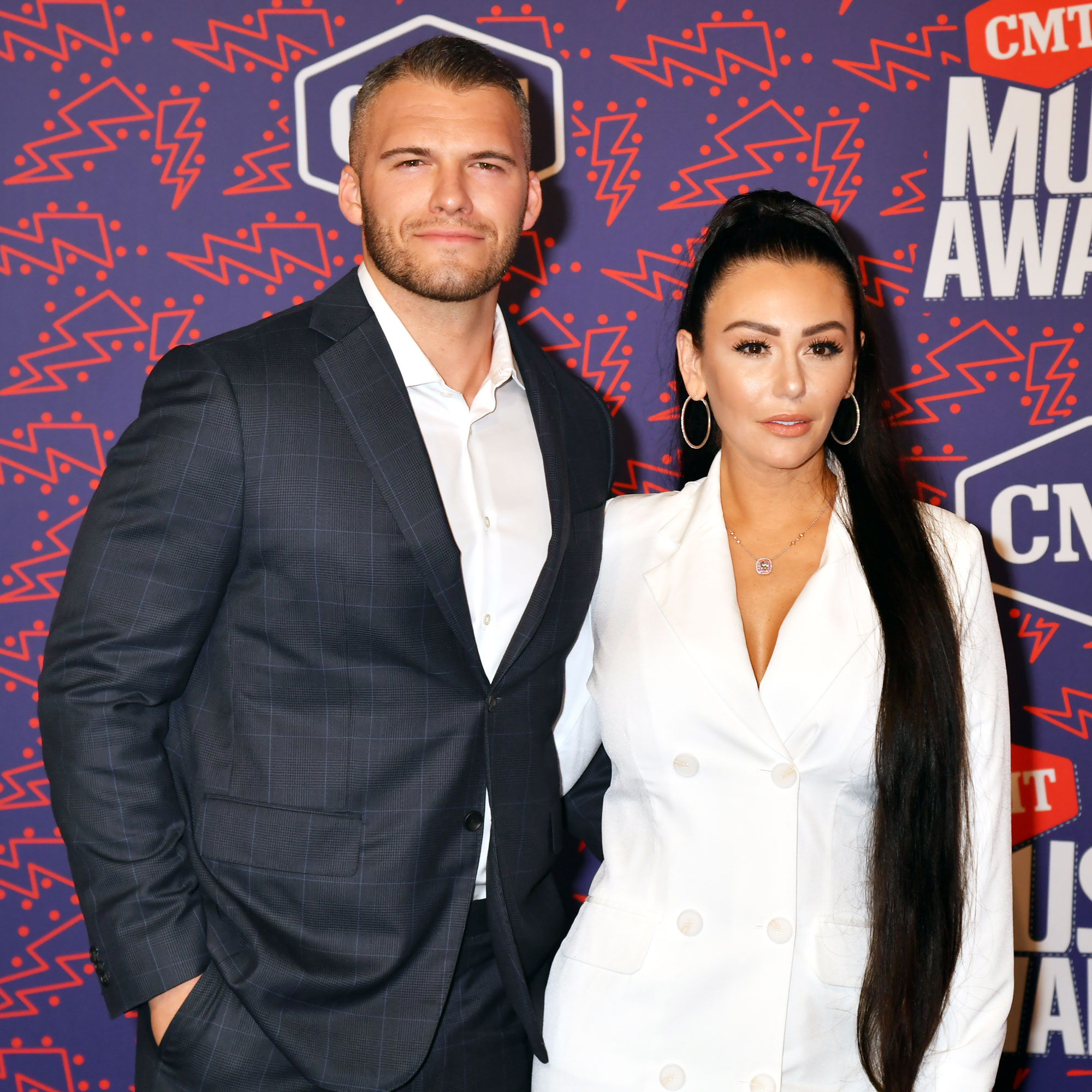 Jwoww S Boyfriend Zack Carpinello Tries Her Cooking For The