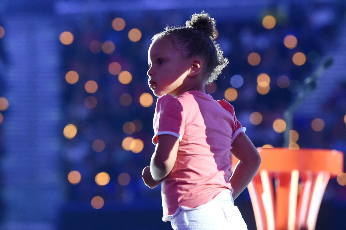 Stephen Curry's daughter Riley shines bright as volleyball star in the  making