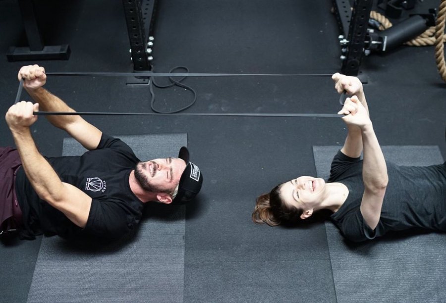 Zac-Efron-and-Alexandra-Daddario-workout