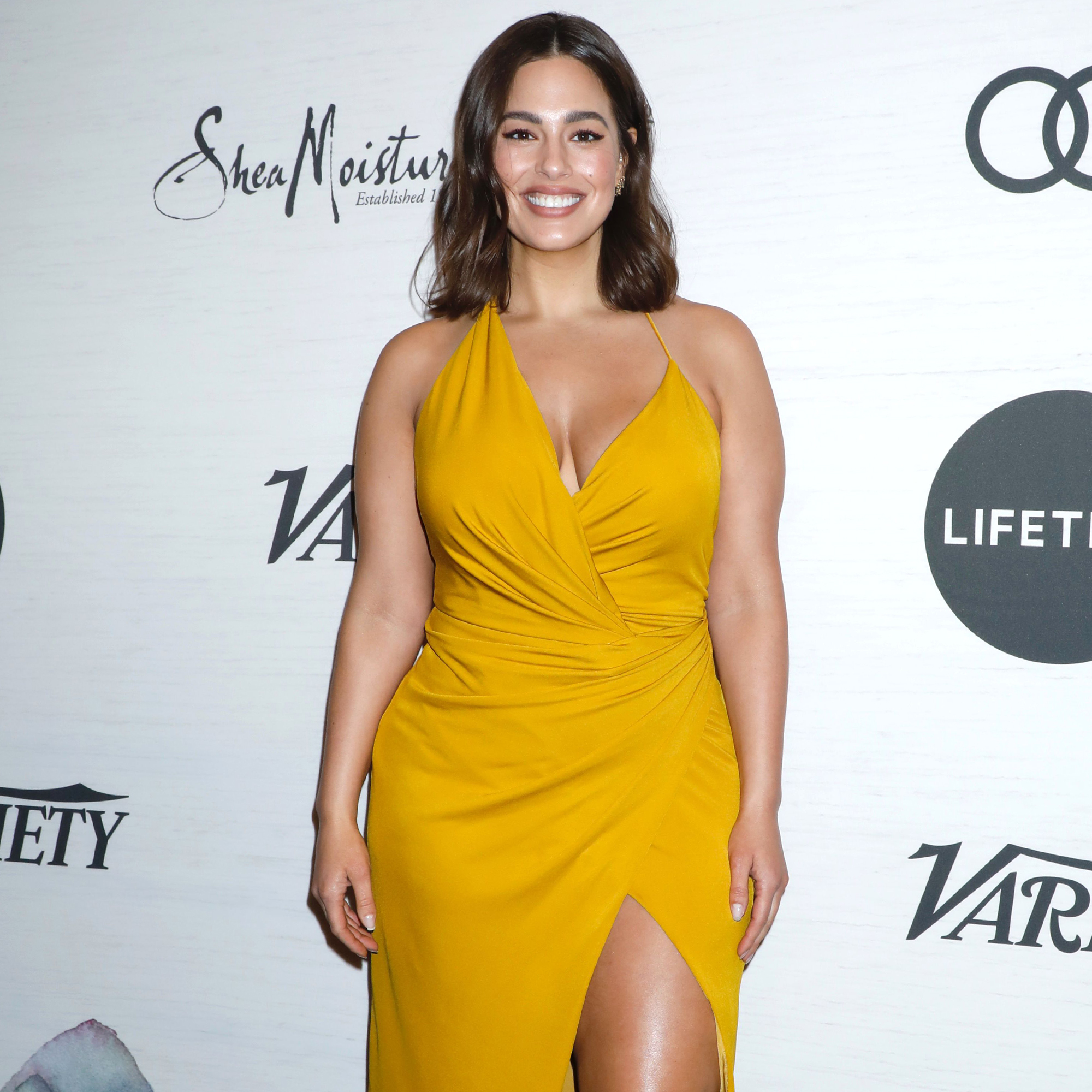 Baby Girl Pregnant - Pregnant Ashley Graham Praised for Nude Photo With Stretch Marks