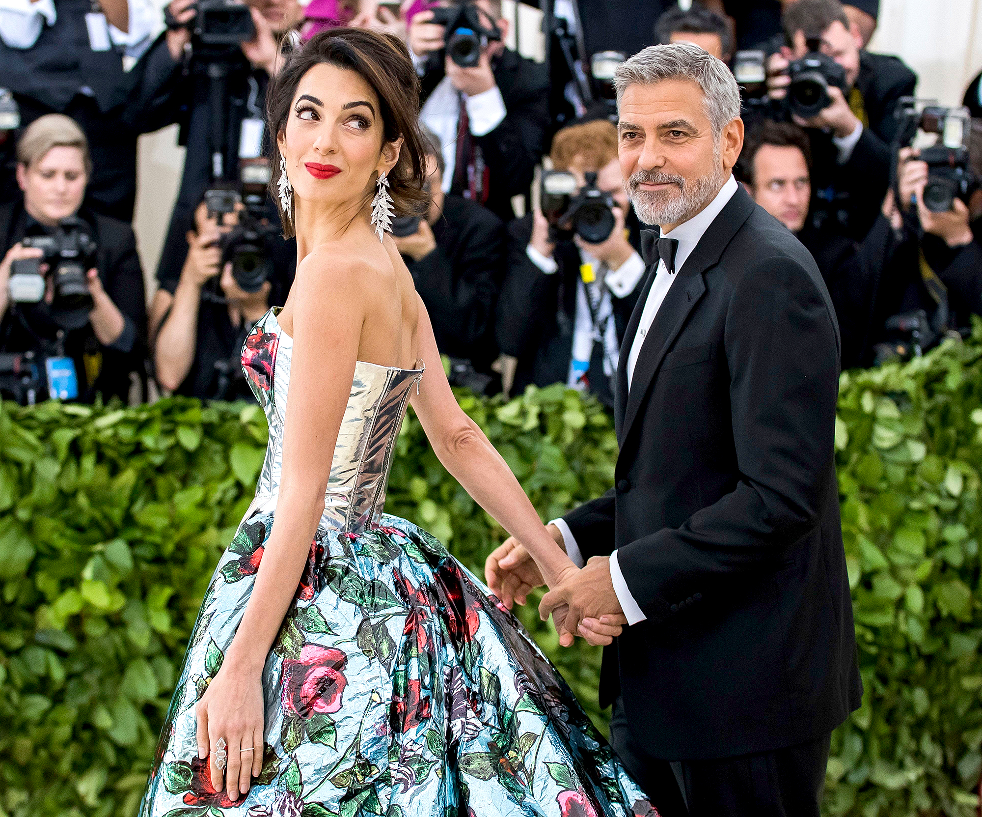 George và Amal Clooney trêu chọc chuyến đi kỷ niệm 10 năm tại lễ trao giải Albie