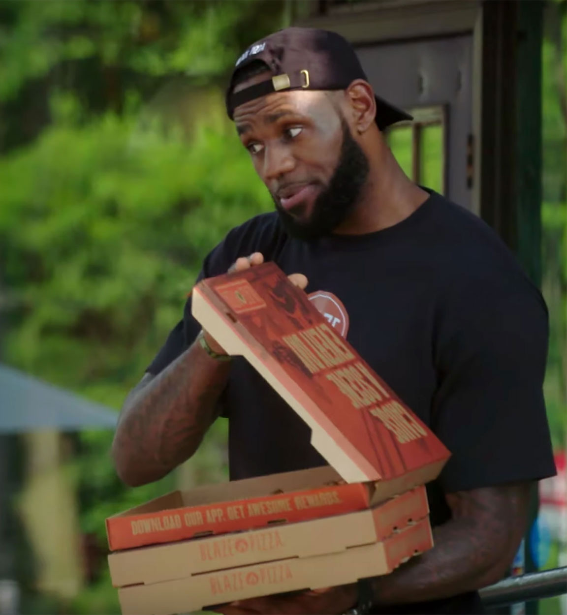 LeBron James Delivers Pizzas to 