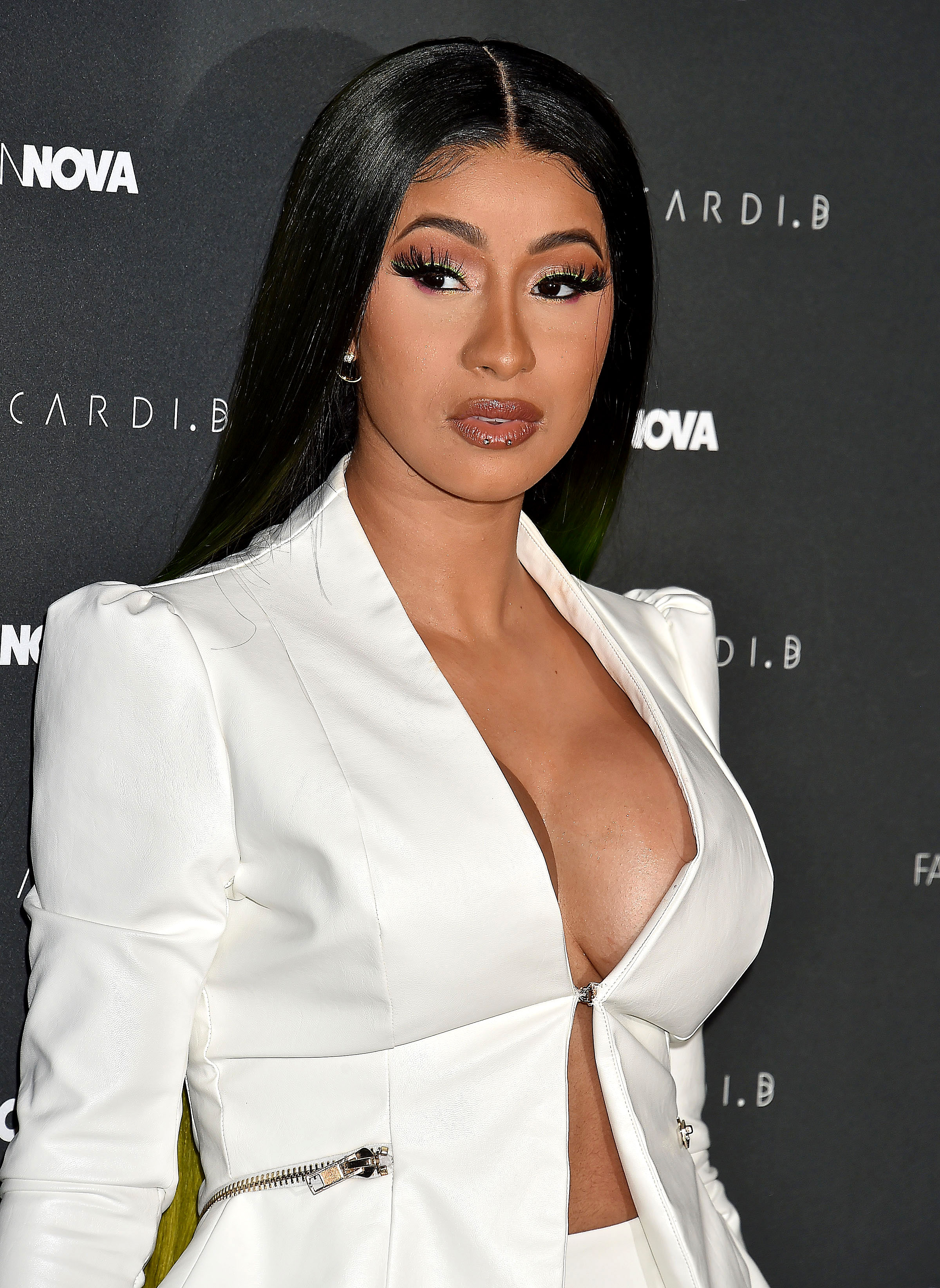 Hot last. Карди Юи. Cardi b’s. Cardi b Legs. Карди бинг.